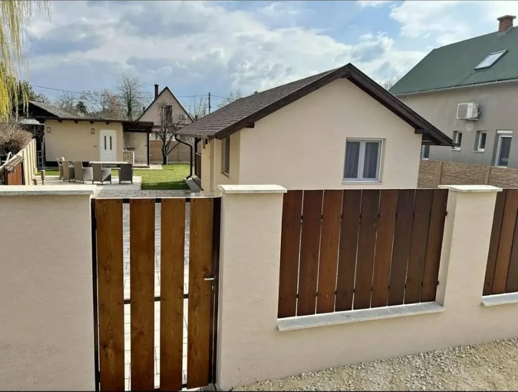 Ráckeve Somlyószigeti részén eladó lakhatásra alkalmas hétvégi ház főépülettel és melléképülettel!
