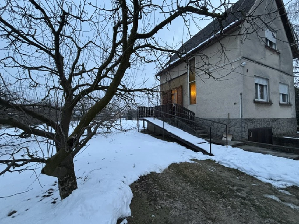 Ráckevén Duna-parthoz és a központhoz közeli tégla építésű családi ház eladó!