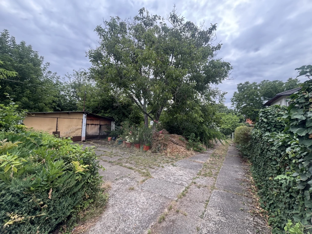 Budapest XVIII. kerületben ~800 m²-es telekrész eladó, amelyre 1 épület, 2 lakás építhető!