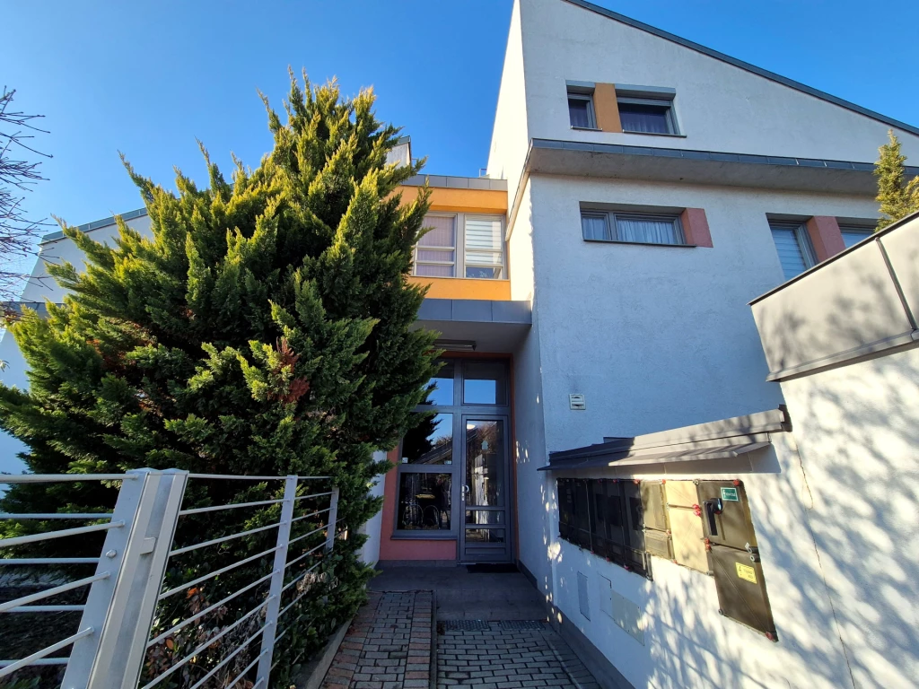 Budapest XVII kerületben kertkapcsolatos, saját kerttel rendelkező földszinti lakás eladó!