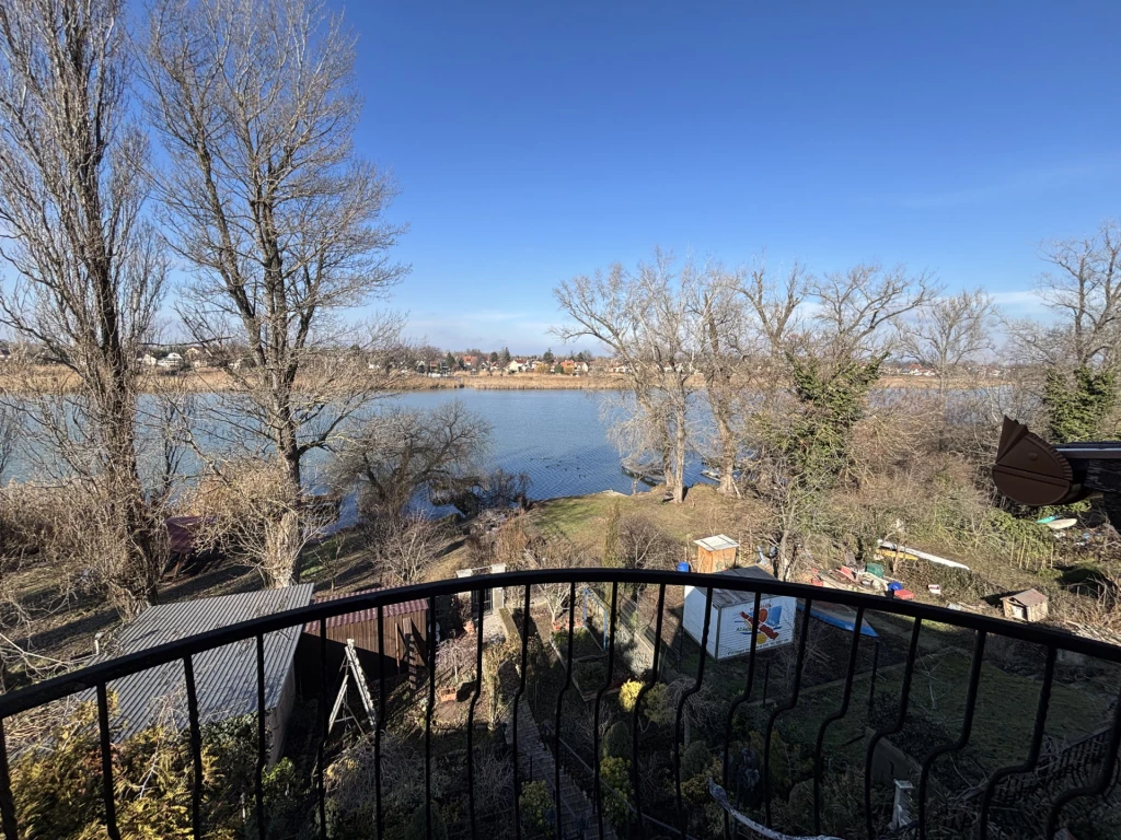 Taksonyi Duna partján eladó 3 szintes örök panorámás családi ház!