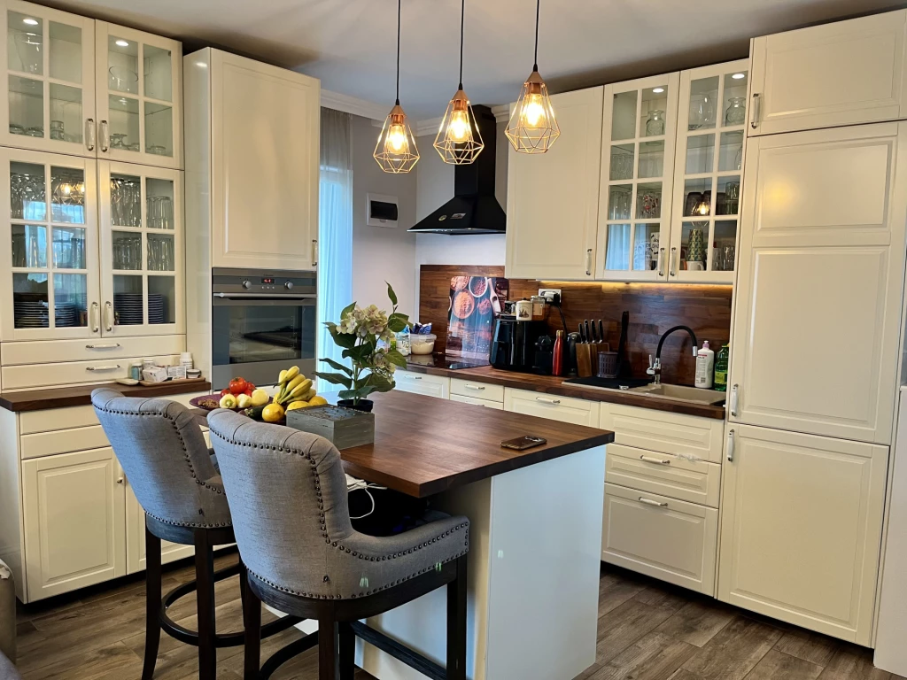 Szigethalmon eladó teljesen felújított, modern, energiatakarékos családi ház!