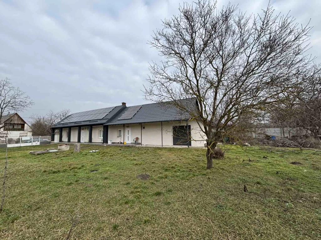 Majosházán teljesen felújított családi ház nagy telekkel eladó!