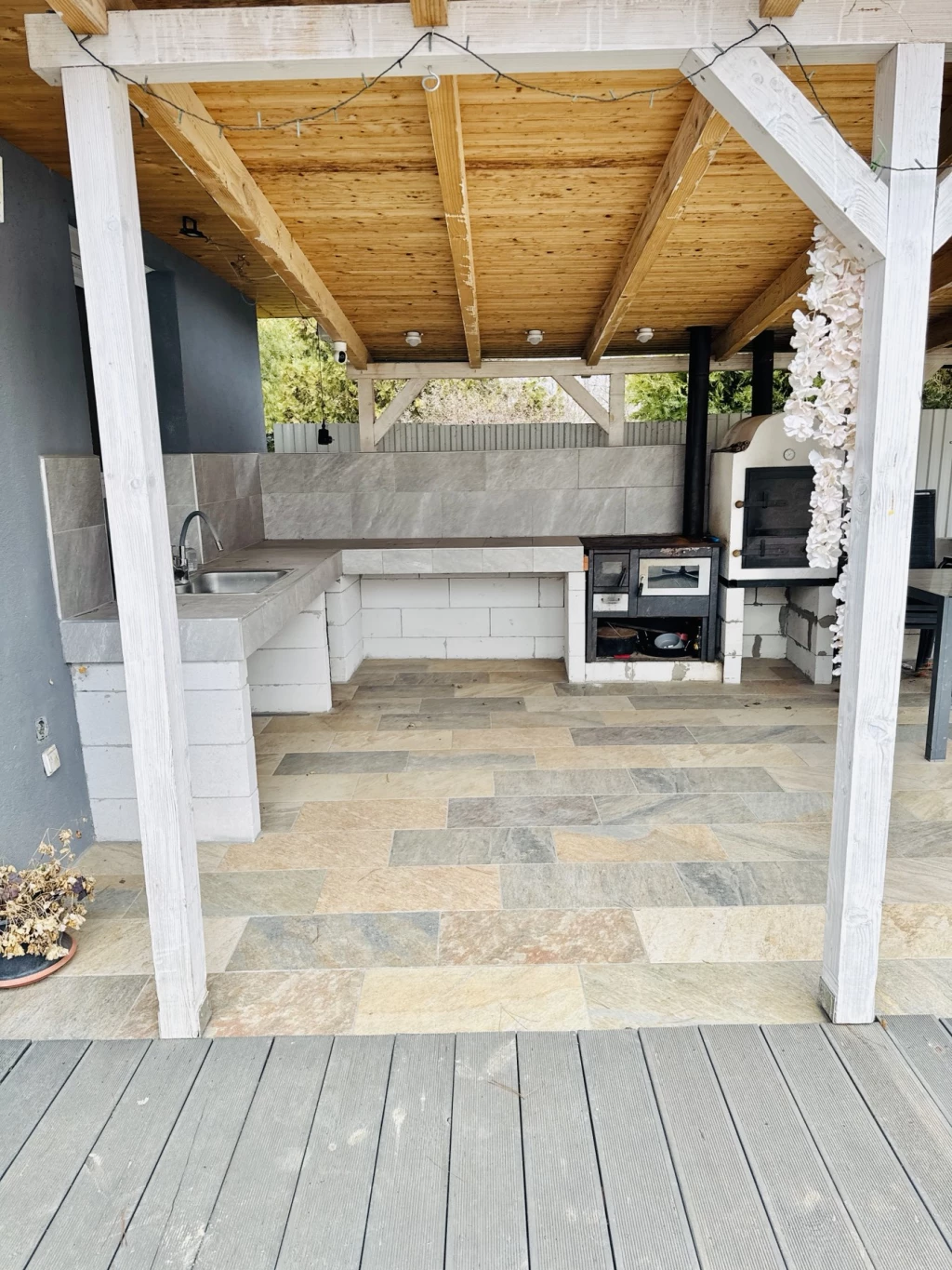 Taksony központi részén napelemes, földszintes két generációnak alkalmas családi ház eladó!