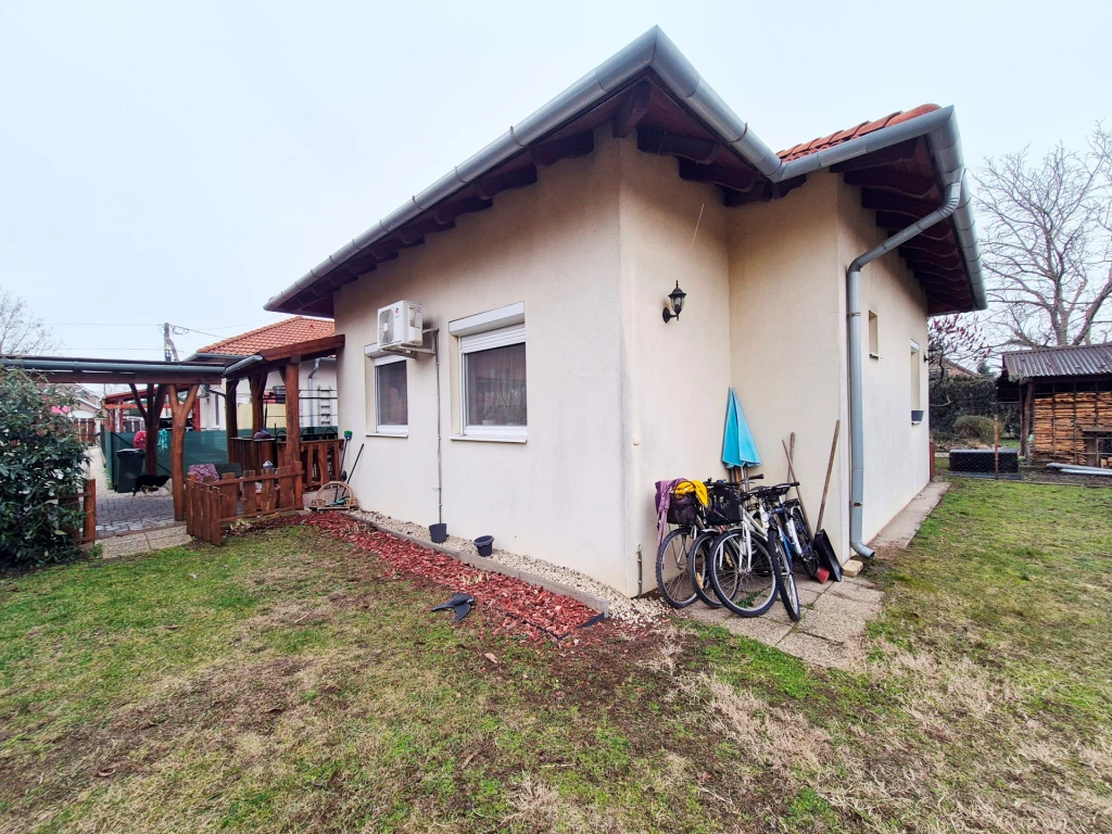 Tökölön kertvárosi részen hátsó ikerház fél kedvező áron eladó!