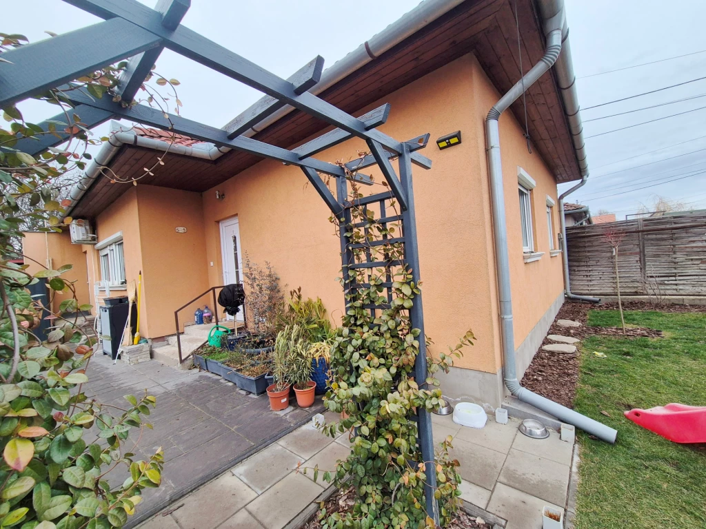 Szigethalom kertvárosi részén tároló kapcsolatos ikerház fél, terasszal kedvező áron eladó!