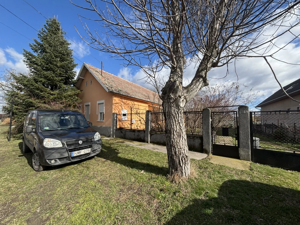Kiskunlacháza csendes utcájában, gondosan karbantartott, hagyományos tornácos családi ház eladó!