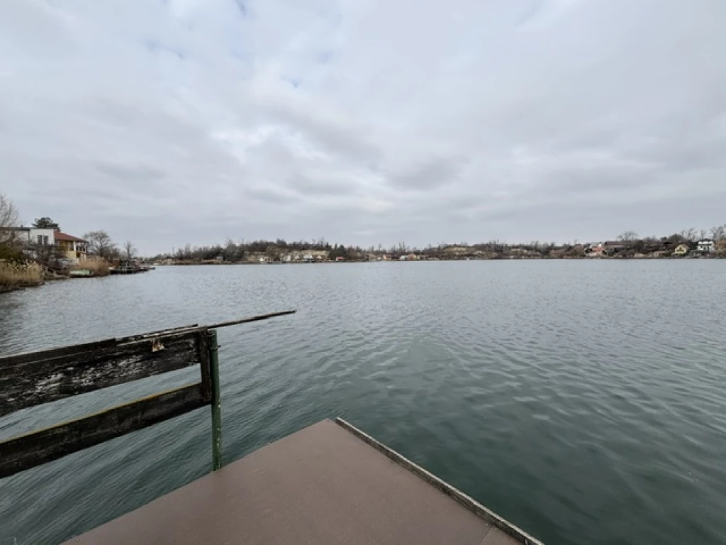 Szigetszentmiklós Kavicsbánya részén közvetlen vízparti, saját stéges állandó lakhatásra alkalmas téglaház eladó!