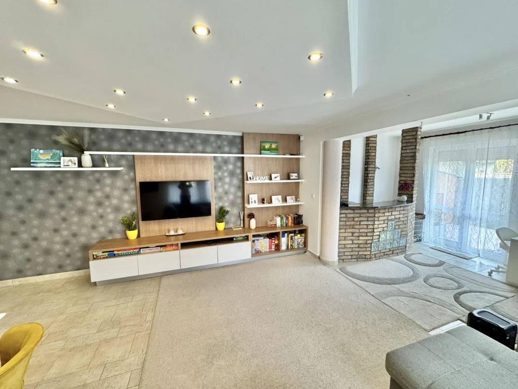 Dunaharaszti Bezerédi-lakóparkban kétszintes ikerház eladó!