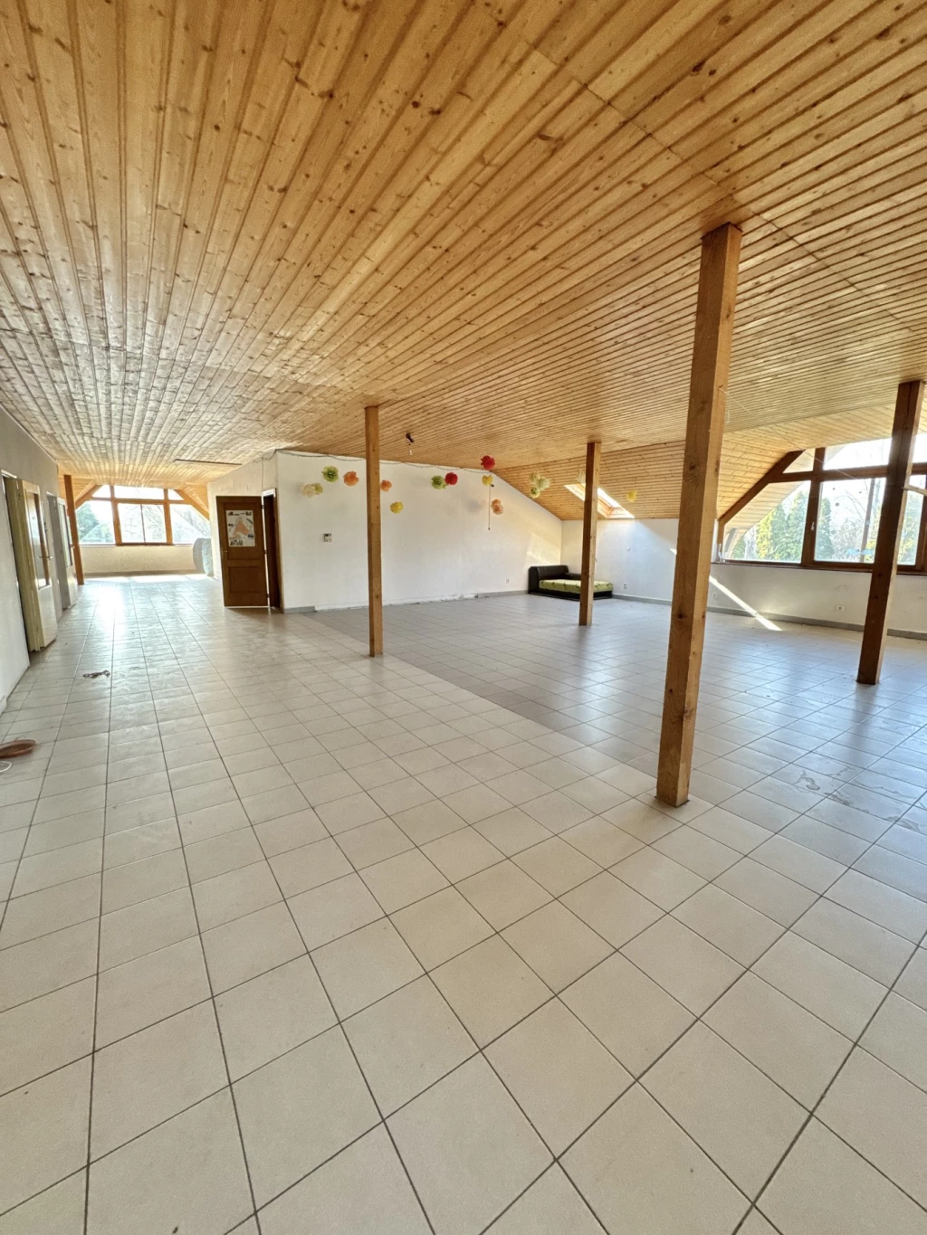 Stratégiai ipari telek Dunaharasztin – 5200 m², 3 szintes épület, bővítési potenciállal