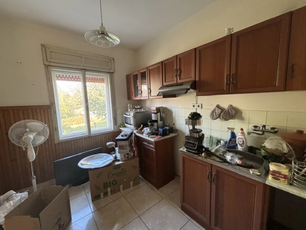 Dömsöd központjában zöldövezeti utcában felújítandó családi ház nagy telekkel eladó!