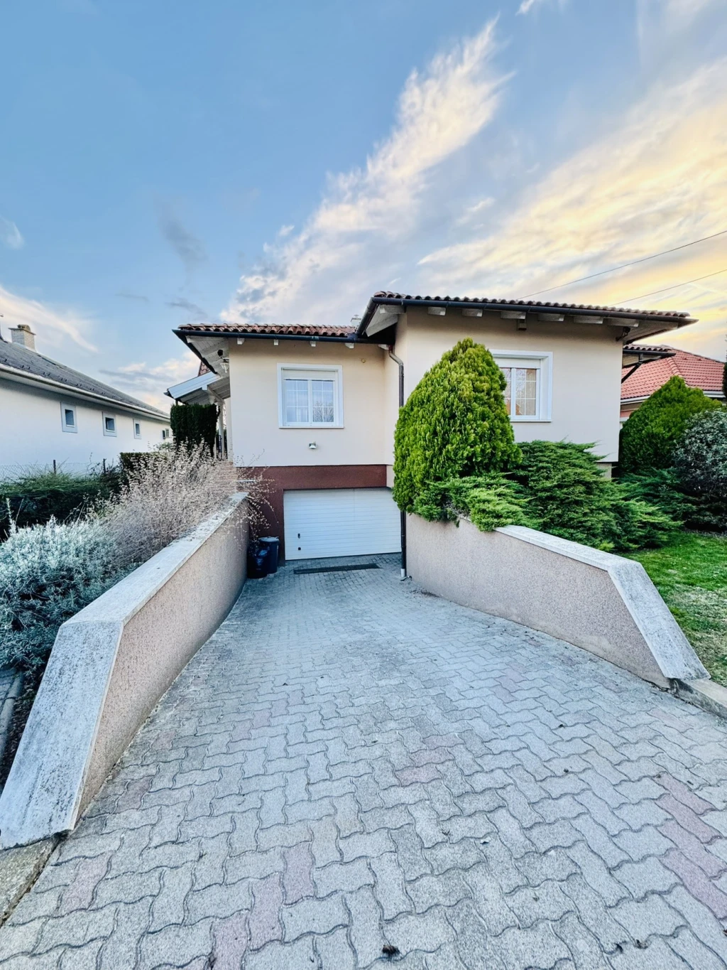 Halásztelken dupla garázsos, önálló családi ház eladó!