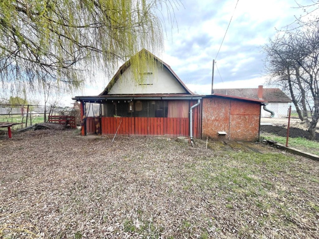 Szalkszentmárton és Szabadszállás a Kiskunsági-főcsatorna partján jó állapotú családi ház eladó!