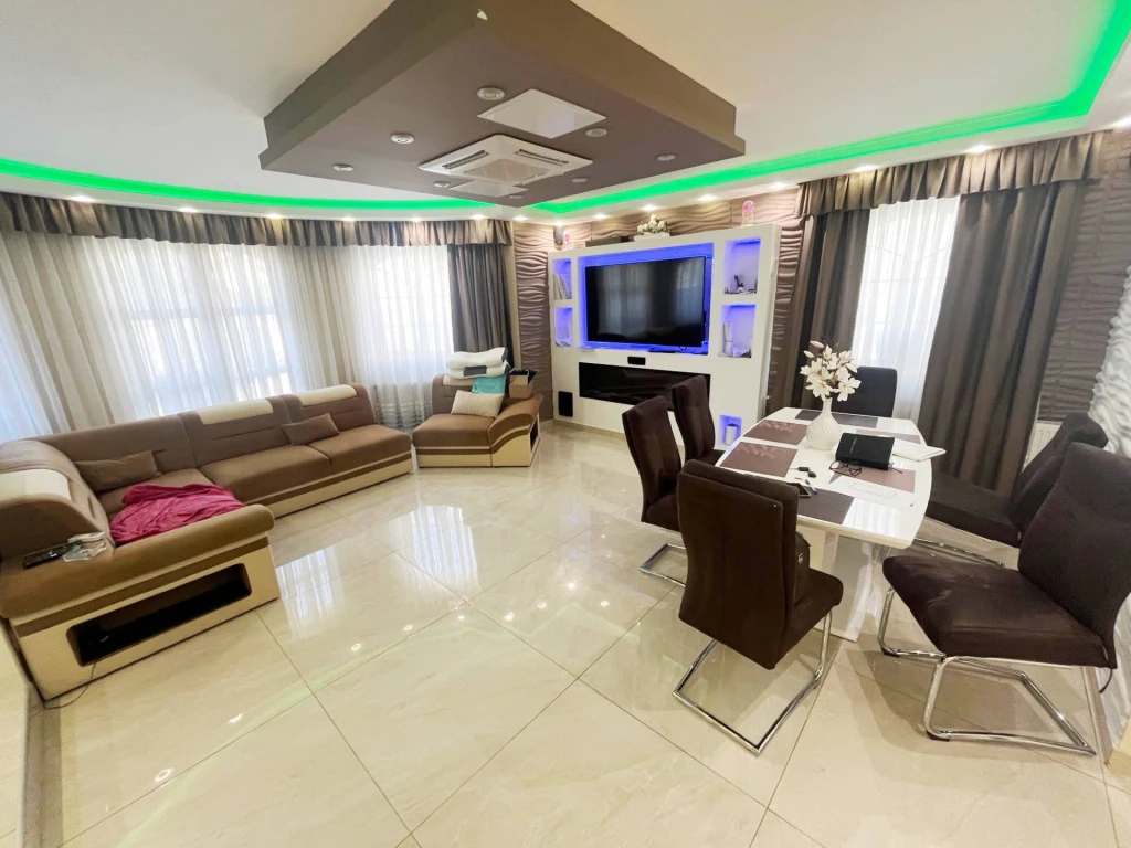 Budapest XVIII kerületben luxus ikerházfél medencével, terasszal színvonalasan felújítva eladó!