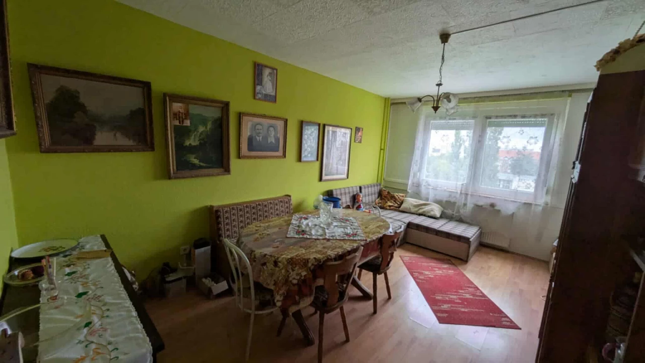 Eladó panellakás, Eger