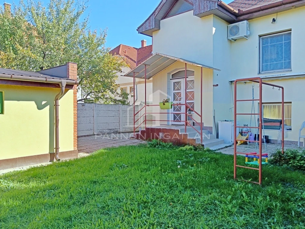 For sale semi-detached house, Veszprém