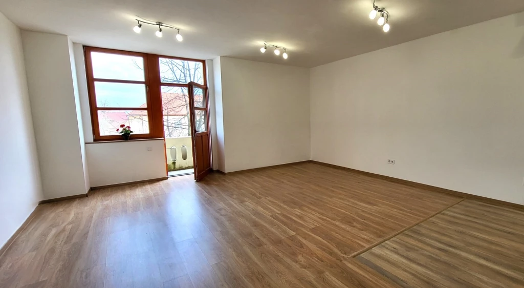 Eladó Lakás, Jászárokszállás Móczár Andor tér 2-3 emelet belső kétszint 32.447.000 Ft