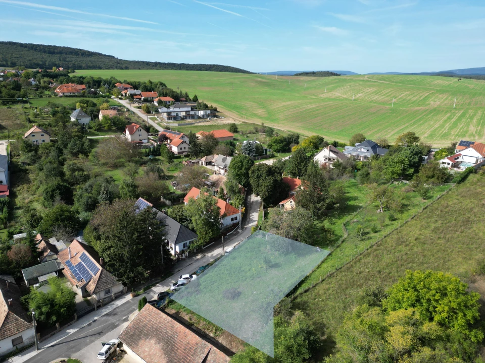 Eladó építési telek, Gyermely, Csalogány utca 34