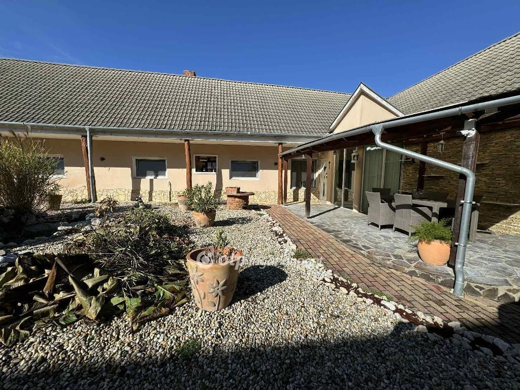 Eladó Ház, Hőgyész