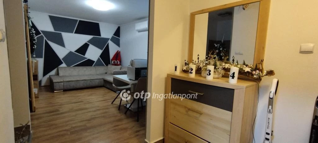 Eladó Lakás, Szekszárd