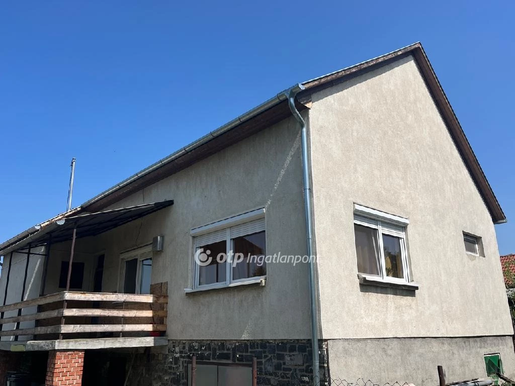 Eladó családi ház, Sárosd, Központ
