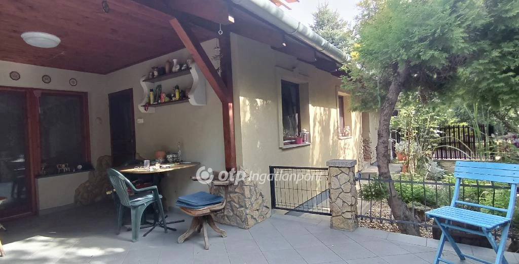 c3-1-name c2-1-name, Velence, Csendes