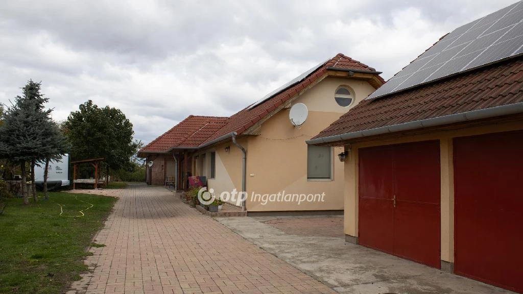 Eladó családi ház, Szabadbattyán, Csendes