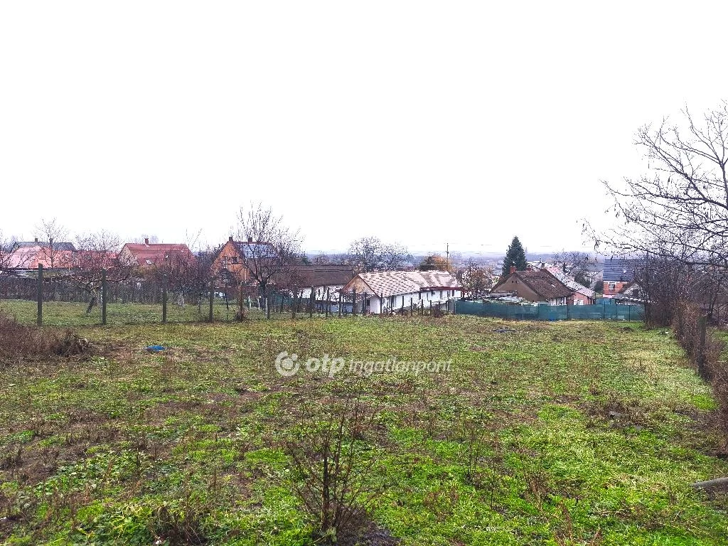 c3-1-name c2-50-name, Pákozd, központ