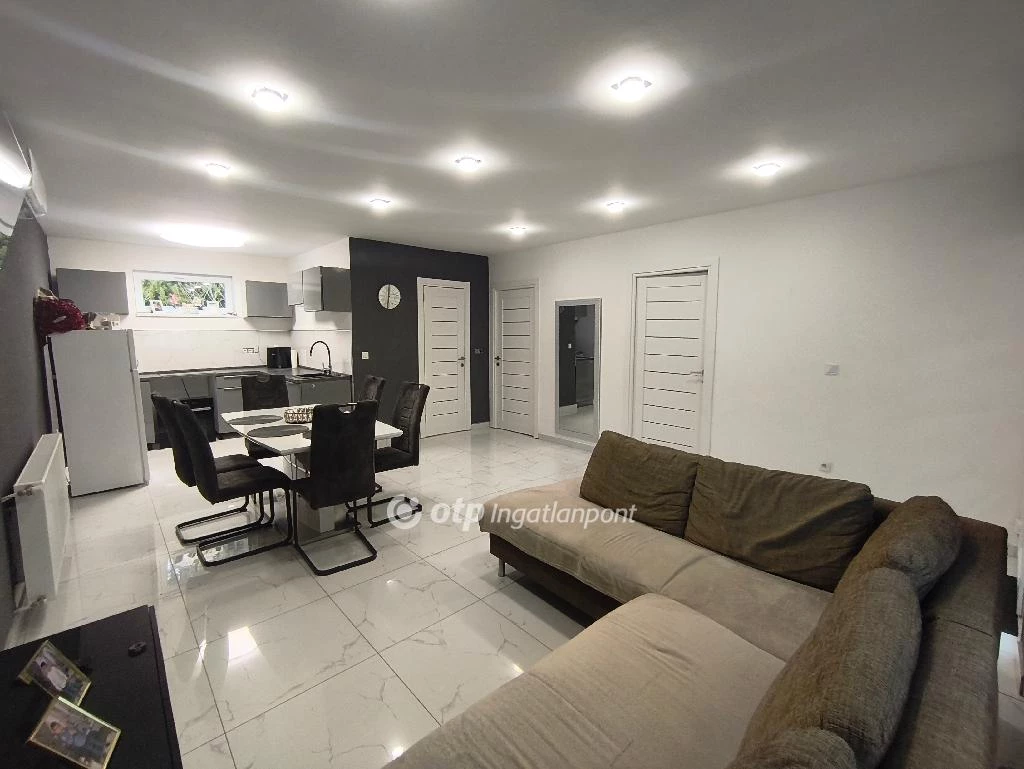 Eladó családi ház, Pusztaszabolcs, központ