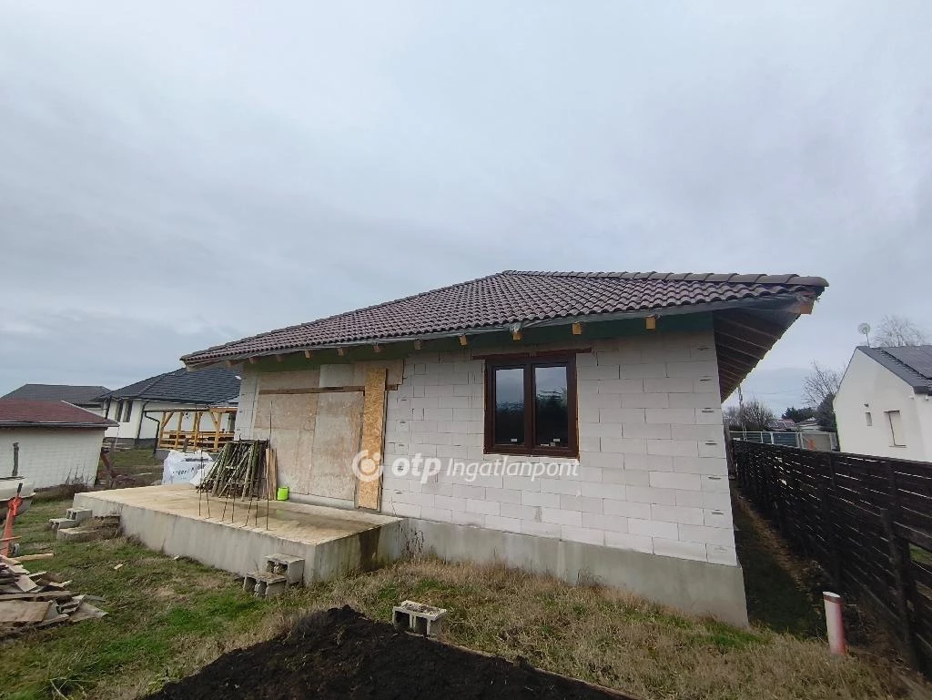 Eladó családi ház, Besnyő, csendes