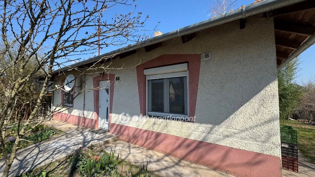 c3-1-name c2-1-name, Perkáta, Központ