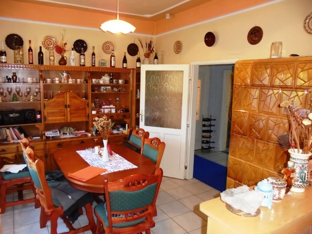 Nyírábrányban, Debrecentől 30 km-re, egy 2889 m2 nagyságú telken lévő, összesen 70 m2-es, 2 szobás, jó állapotú, földszintes családi ház melléképületekkel együtt eladó!