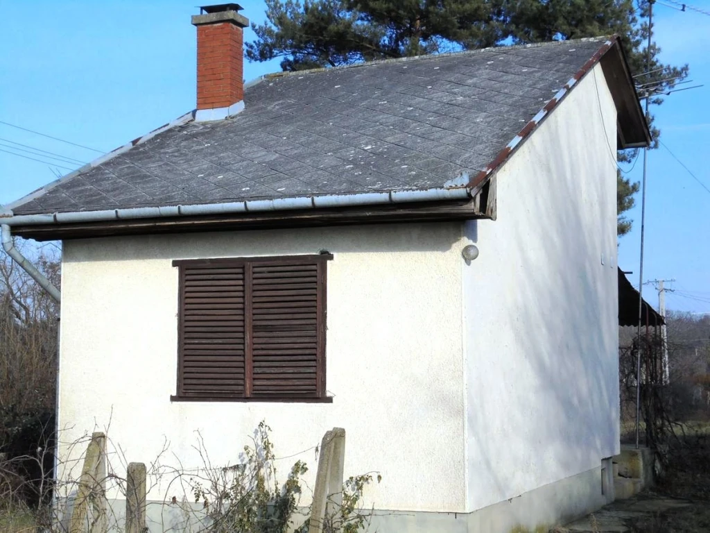 Debrecen Harsteinkertben egy 1027 m2-es telek a rajta lévő, kb. 35 m2-es, 1 szoba + nappalis/konyhás, tégla falazatú, közepes állapotú házzal eladó!