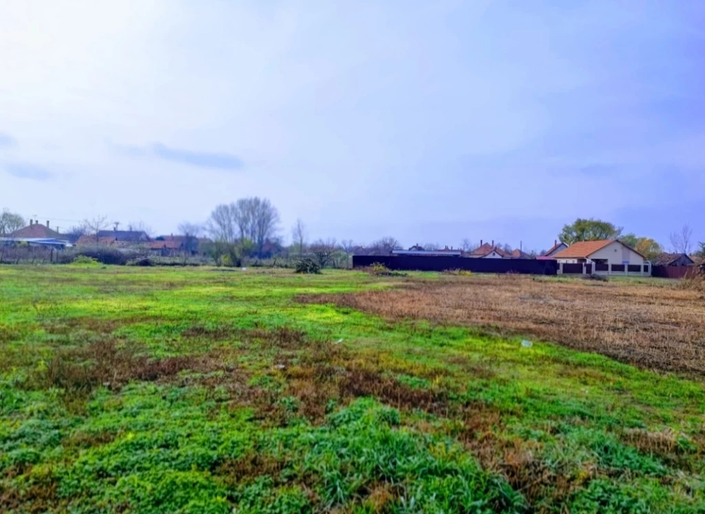 Derecskén, az autópálya felhajtó közelében, 3500 nm-es, üres, beépítetlen, lakóövezeti telek ELADÓ!