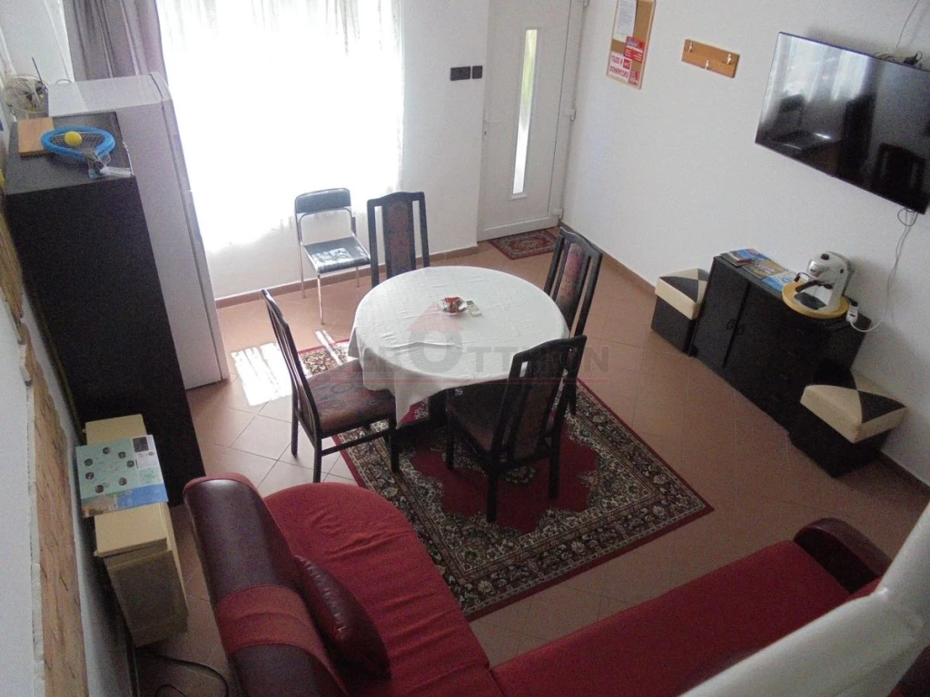 Hajdúszoboszló Bánomkert városrészében egy kétszintes, 6 szobás, nagy nappalis, részben klimatizált, zártudvaros, jó állapotú apartmanház kiadó!