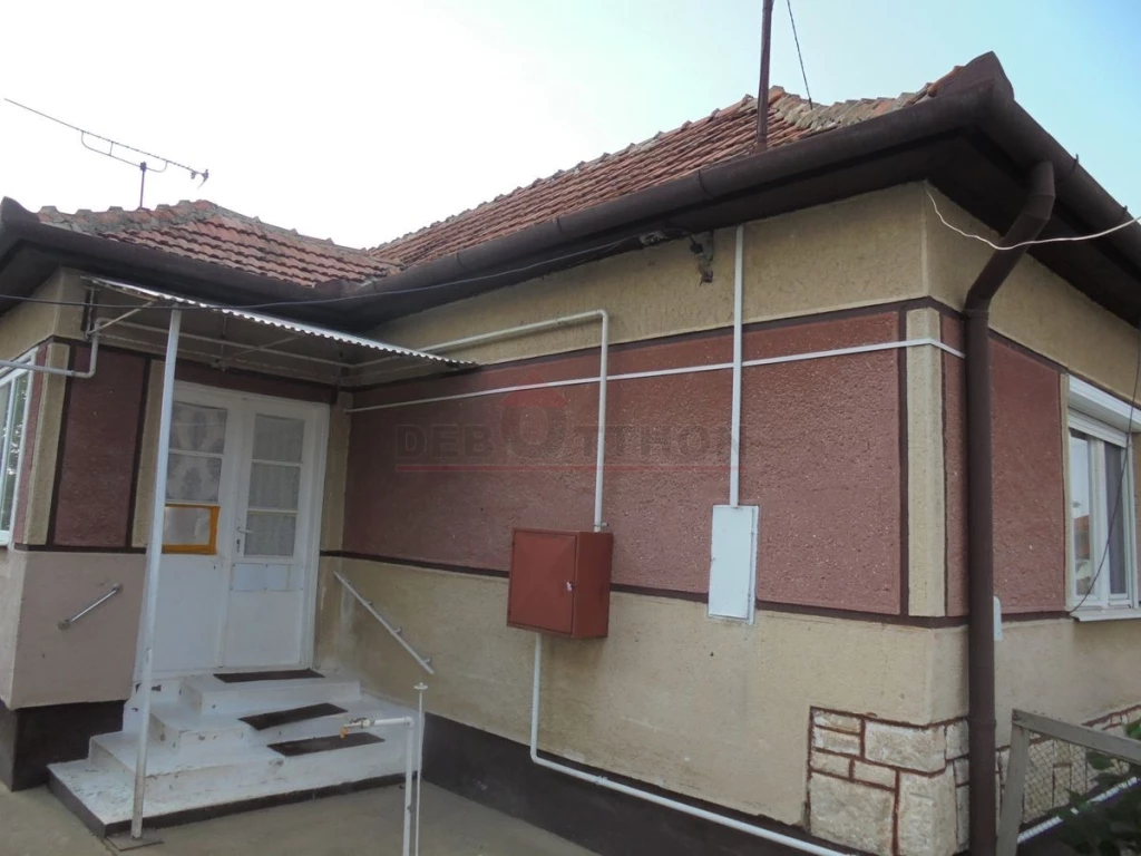Hosszúpályiban, Debrecentől 18 km-re, egy nettó 64 m2-es, 1 szobás, bővíthető és átalakítható, közepes állapotú, összkomfortos, földszintes családi ház eladó!