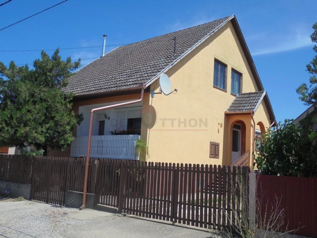 Vámospércsen, Debrecentől 22 km-re, egy 565 m2 nagyságú telken lévő, br. 112 m2-es, 3 szobás, közepes állapotú, alápincézett, loggiás családi ház eladó!