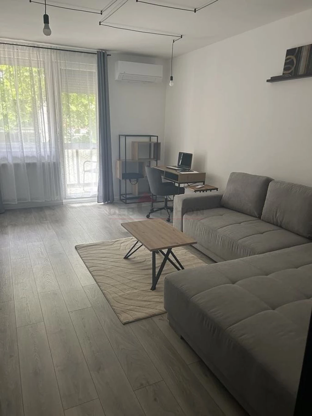 Debrecen Sestakertben egy 50 m2-es, 1 szoba + nappalis, bútorozott és gépesített, klímás, első emeleti, loggiás, felújított, téglaépítésű társasházi lakás számlaképesen azonnal kiadó!