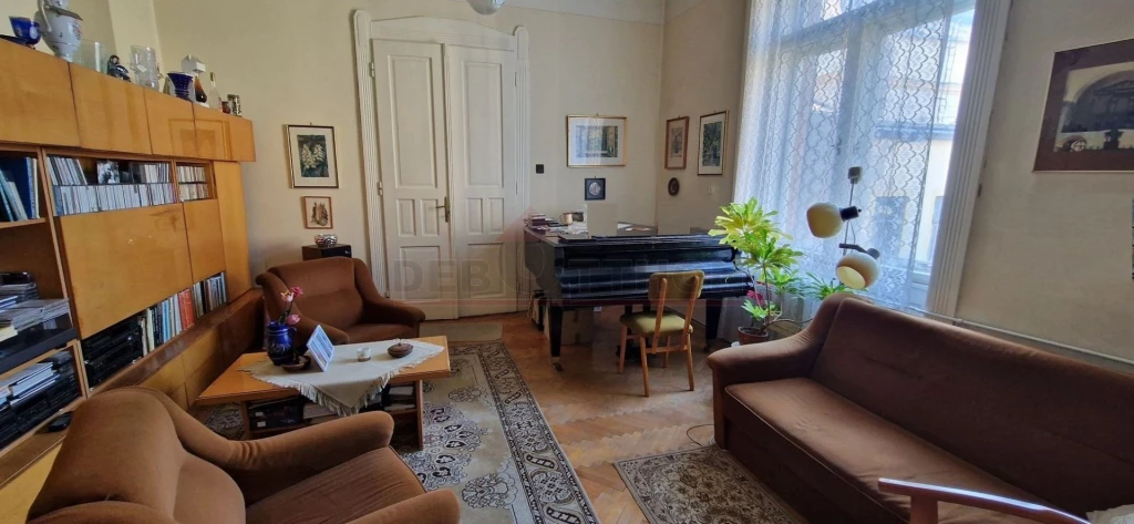 Debrecen Belvárosában egy nettó 108 m2-es, 3 + 1 szobás, második emeleti, közepes állapotú, tégla falazatú, nagypolgári stílusban épült, liftes társasházi lakás eladó!
