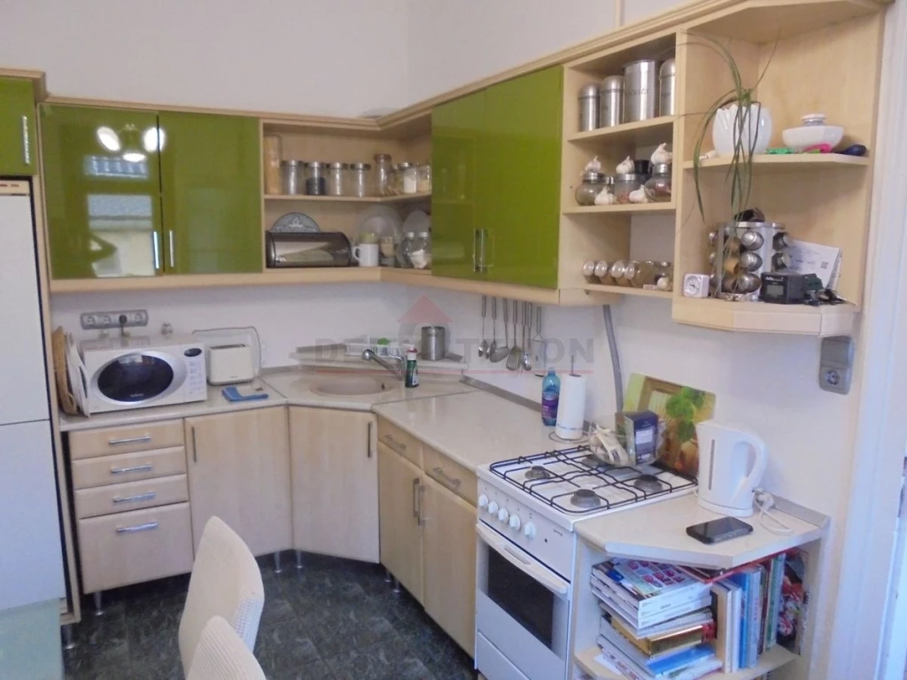 Debrecen Burgundia városrészében egy 73 m2-es, 2 + 1 szobás, felújított, tégla falazatú, jogilag rendezett státuszú, zártudvaros házrész saját telekhányaddal eladó!