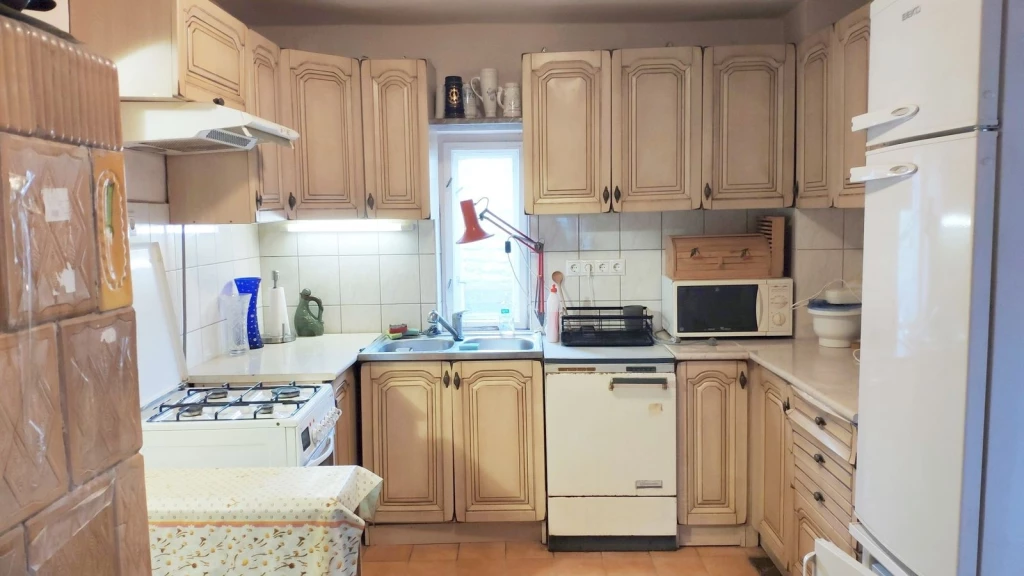 Debrecen Csapókert városrészében egy 95 m2-es, vegyesfalazatú, 3 szoba + nappalis, összkomfortos, felújítandó családi ház különálló melléképületekkel eladó!