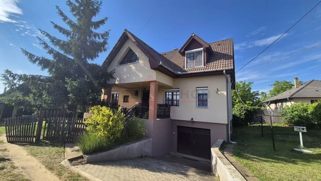 Debrecen Homokkert városrészében egy nettó 117 m2-es, tetőtérbeépítéses, három szoba + nagy nappalis, étkezőkonyhás, duplakomfortos, felújított, téglaépítésű családi ház eladó!