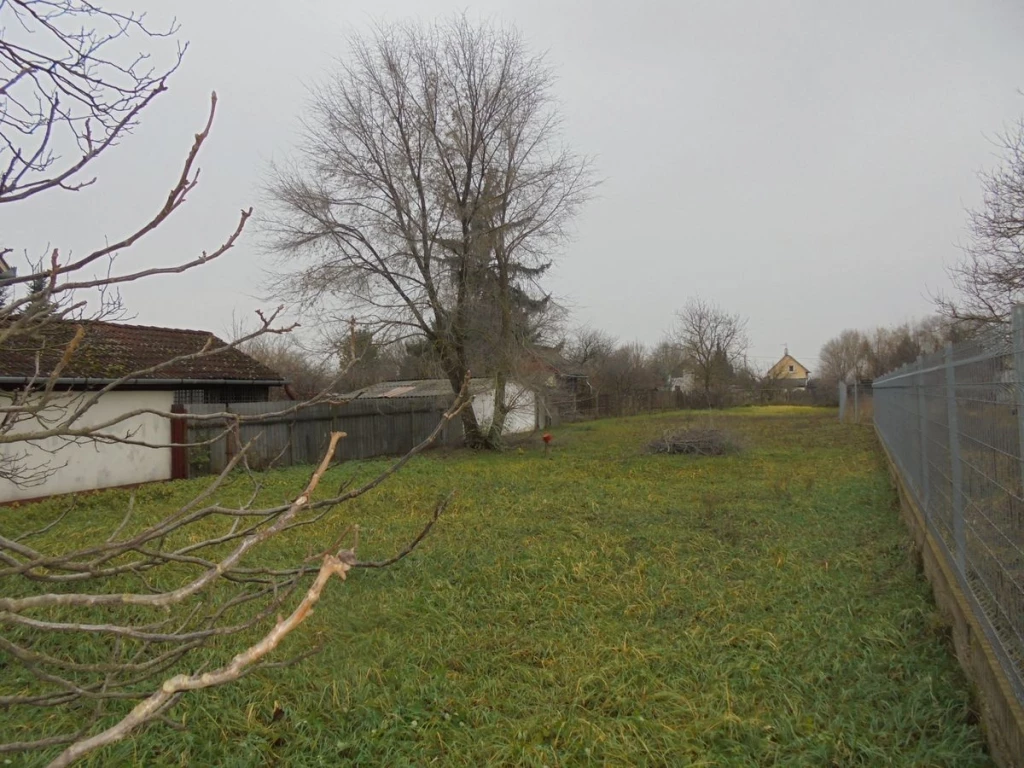 Debrecenben a Harsteinkertben egy 1.096 m2-es, nem kivont, aszfaltúton megközelíthető, beépítetlen telek eladó!