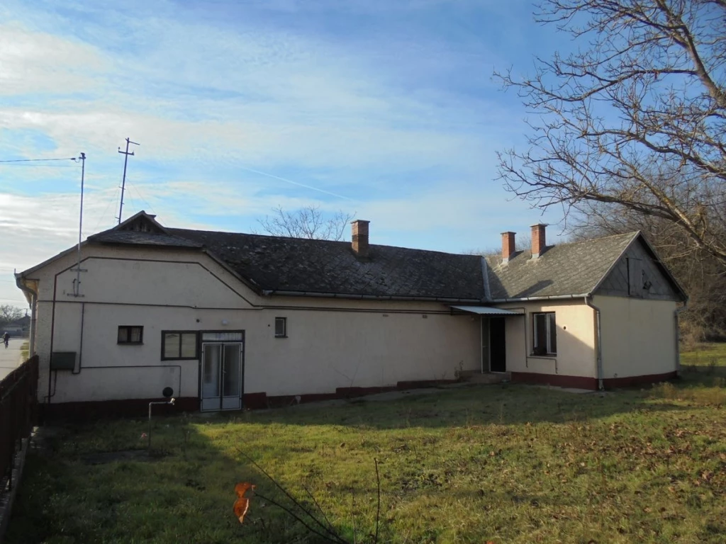 Nyíradonyban, Debrecentől 30 km-re, egy főútvonal melletti, 120 m2-es, felújítandó, 4 szobás, két telken elhelyezkedő, földszintes családi házas ingatlan eladó!