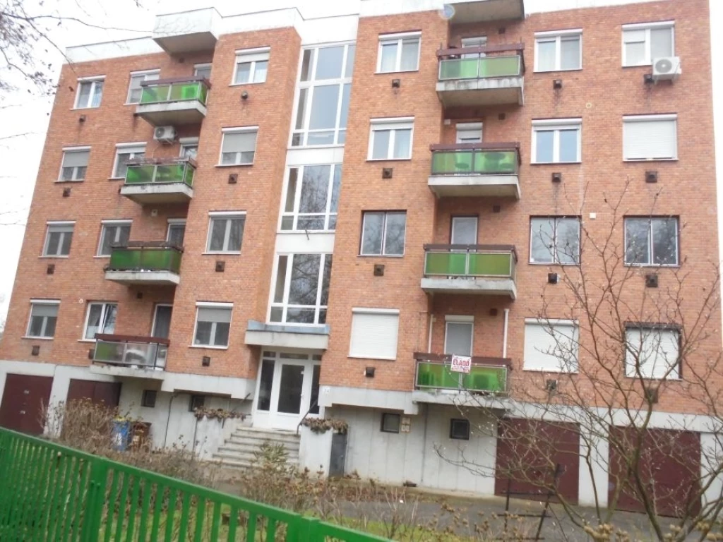 Debrecen Nagyerdő városrészében egy nettó 106 m2-es, 3 + 1 szobás, magasföldszinti, közepes állapotú, duplaerkélyes, zártudvaros társasházi lakás két önálló garázzsal együtt eladó!