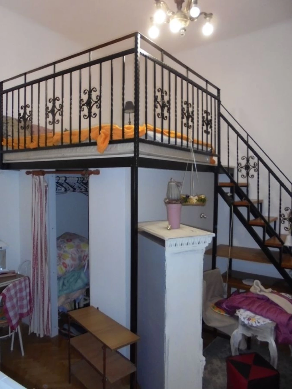 Debrecen Belvárosában (Simonffy utca) egy 40 m2-es, 1 szobás, galériás, berendezett, második emeleti, téglaépítésű nagypolgári jellegű garzonlakás azonnal kiadó!