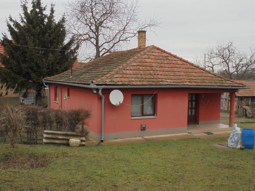 Debrecenben a Biczó I. kertben egy 3.067 m2-es telken lévő nettó 70 m2-es, 2 szobás, teraszos, vegyes falazatú, jó állapotú földszintes ház melléképületekkel együtt eladó!