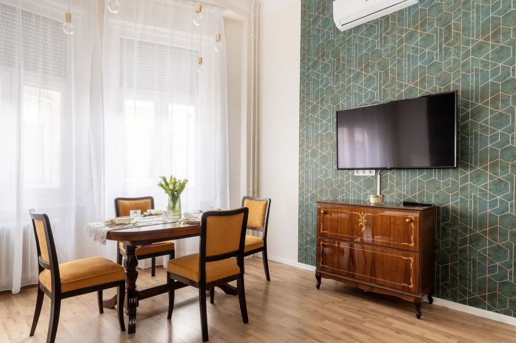 Debrecen Belvárosában (Piac utca) egy 54 m2-es, 2 szobás, teljesen felújított, berendezett, klímás, harmadik emeleti, erkélyes, téglaépítésű nagypolgári lakás berendezve eladó!