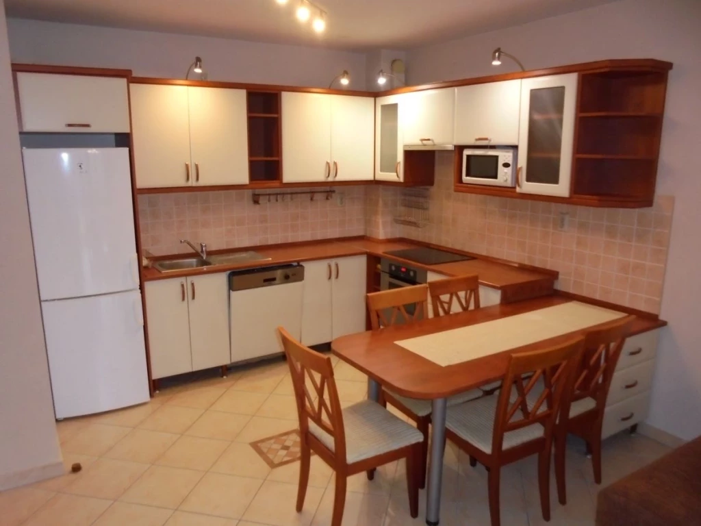 Debrecen Belvárosában (Iparkamara utca) egy 61 m2-es, 1 szoba + amerikai konyhás, kiváló állapotú, berendezett, klímás, második emeleti, téglaépítésű lakás zártudvaros társasházban kiadó!