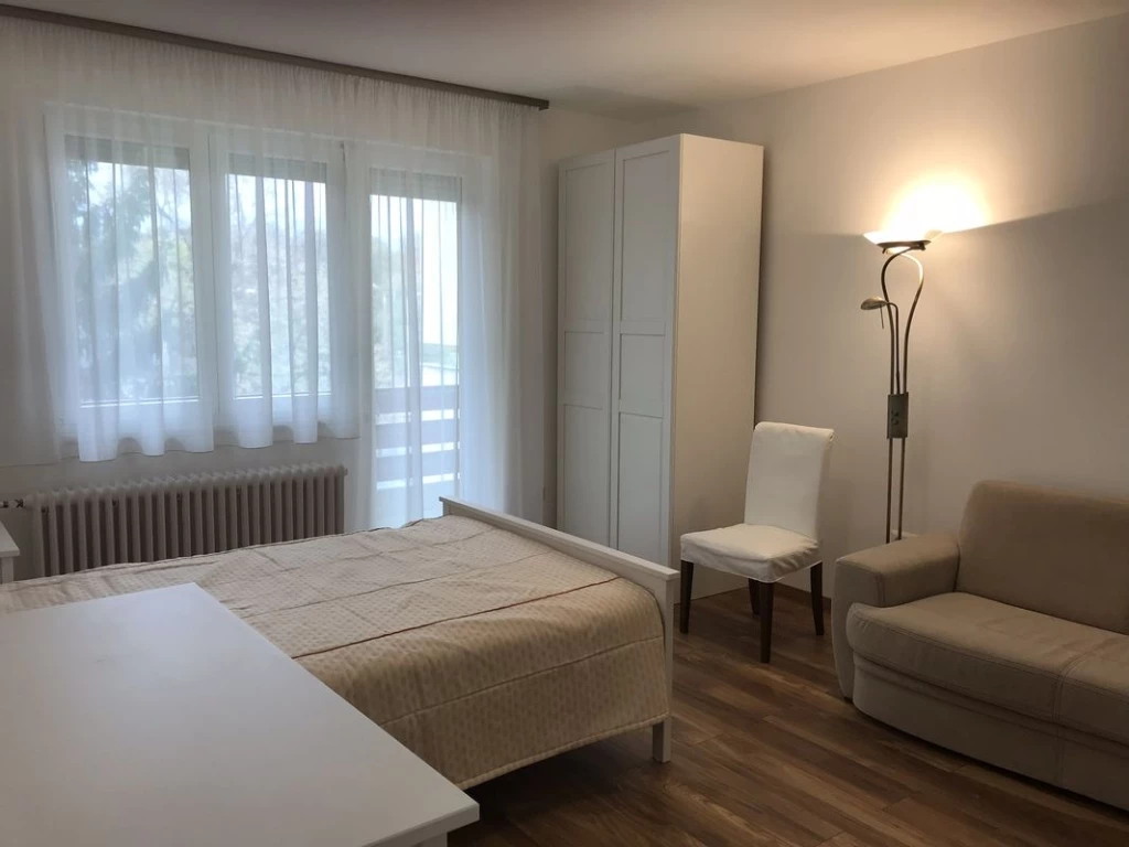 Debrecen Nagyerdő városrészében egy 63 m2-es, 1 + 2 félszobás, frissen festett, kiváló állapotú, bútorozott és gépesített, második emeleti, loggiás, téglaépítésű társasházi lakás 2026.04.15-től kiadó!